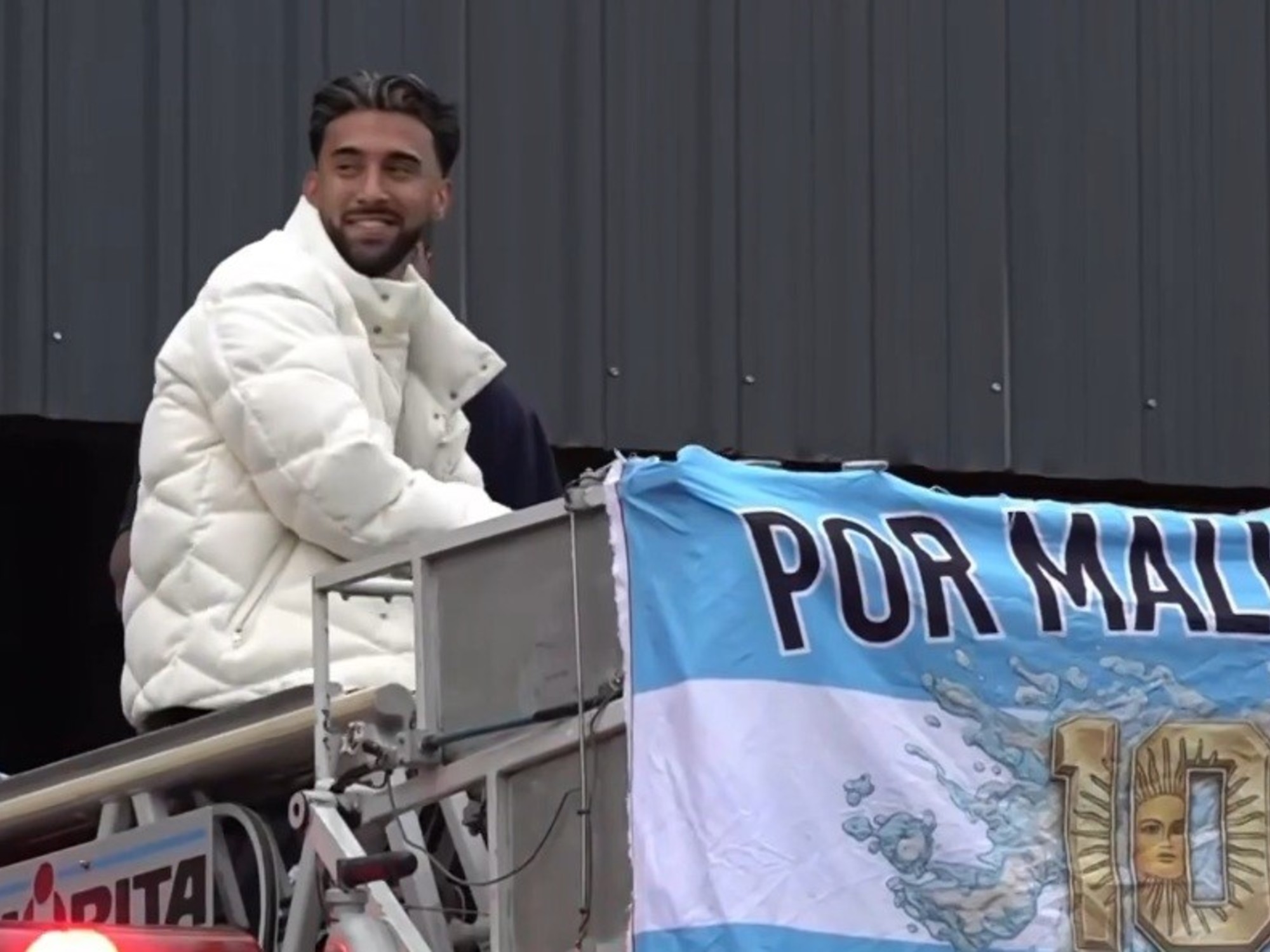 Nicolás González recibe cariño en su ciudad natal y se reúne con excombatientes de Malvinas