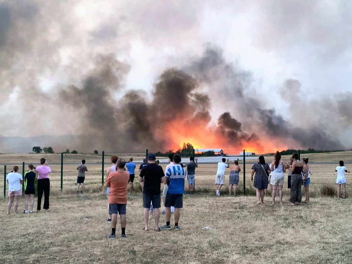 Mass Evacuations Due to Severe Wildfires in France and Spain