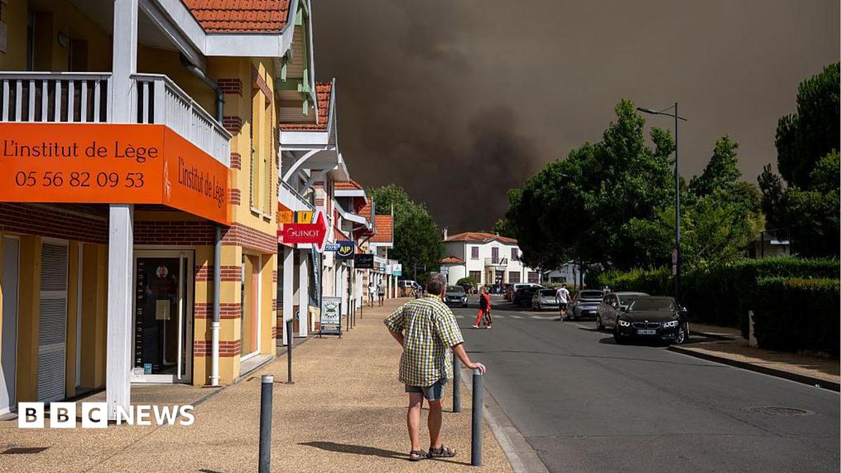 Wildfires force thousands of tourists to flee their holidays in France and Spain