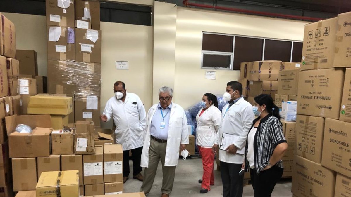 Gobierno prioriza museos y estadios mientras hospitales carecen de medicinas básicas
