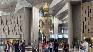 🏛️ Découvrez les Pyramides et le Nouveau Grand Musée Égyptien  