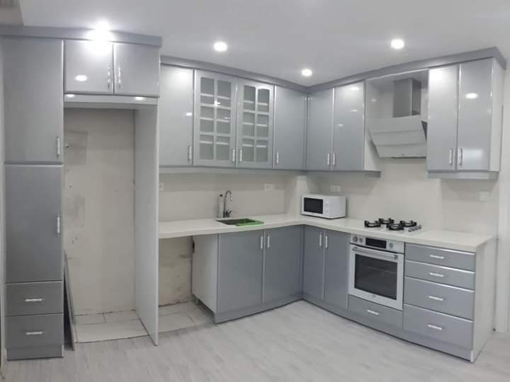 Kitchen Cabinets & Tops