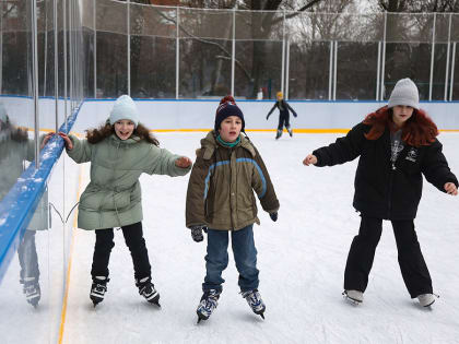 Танцы на льду и встречи с писателями: чем заняться в парках Москвы на этих выходных
