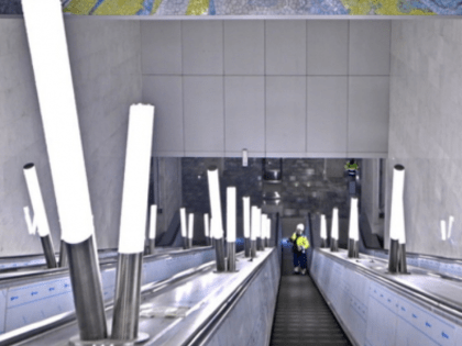 На станции метро «Университет Дружбы Народов» установили все светильники в эскалаторной зоне