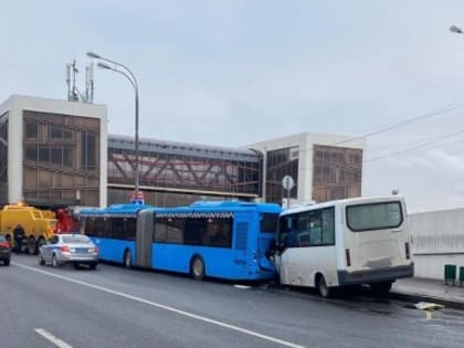 Пять человек пострадали при столкновении маршрутки и автобуса на юго-западе Москвы