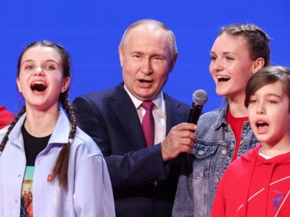 Путин исполнил гимн России вместе с участниками 