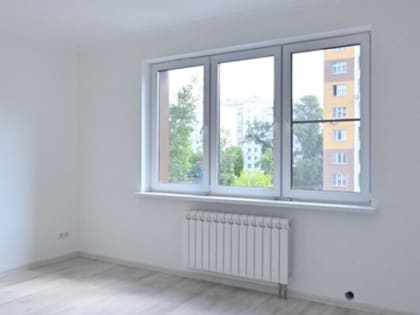 Ярко-красные панели используют для отделки новостройки по реновации в Бибирево