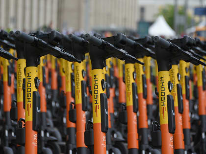 На ВДНХ временно запретили ездить на самокатах и велосипедах