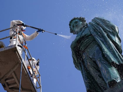 Теперь сияют: в рамках месячника по благоустройства в столице промыли свыше 1,1 тысячи памятников