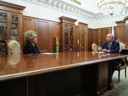 Владимир Путин на встрече с Матвиенко поблагодарил сенаторов за работу
