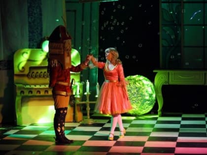 Ребята из школы-интерната №17 посмотрели спектакль «Волшебный Кракатук» в театре «Бенефис»