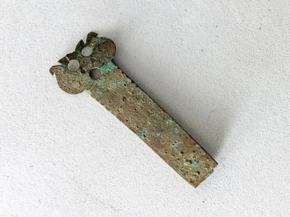 Археологи нашли фрагмент книжной застежки XVIII–XIX веков в Крестовоздвиженском переулке