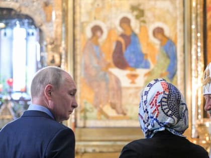 Путин приложился к иконе 