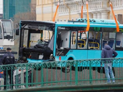 Губернатор Петербурга выразил соболезнования семьям погибших в ДТП с автобусом