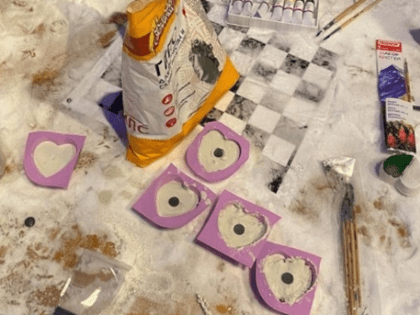 Члены молодежной палаты Кунцева научили жителей района делать магниты из гипса