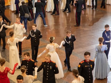 Более 400 человек стали участниками бала в Музее Победы