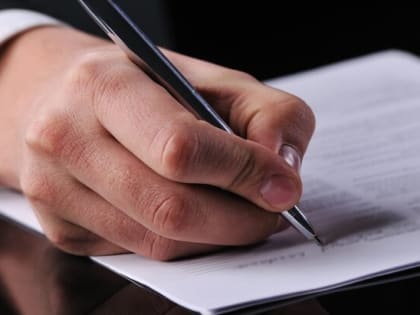 Путин подписал закон о запрете увольнять вдов погибших участников СВО в течение года