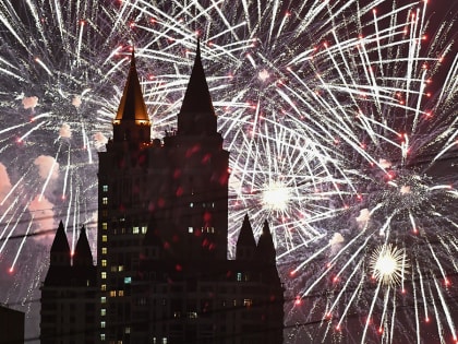 Появились кадры праздничного салюта над Москвой в честь Дня защитника Отечества