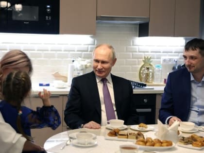 Путин подарил компьютер и плюшевого медведя дочери тульского медика