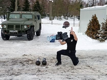 Спецназ Росгвардии поздравил сотрудников транспортной полиции