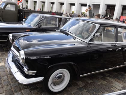 Около 250 ретроавтомобилей представили москвичам у Музея Победы