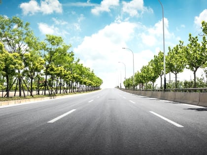 Поздравление работникам и их вкладу в развитие экономики