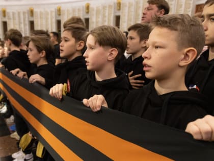 Юные хоккеисты развернули 100-метровую георгиевскую ленту в Музее Победы