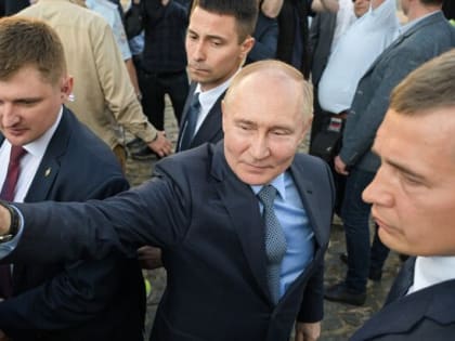 Путин вышел пообщаться к собравшимся в Троице-Сергиевой лавре прихожанам