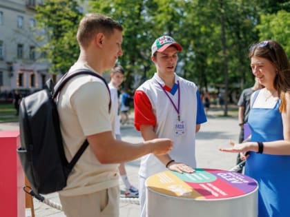 «Лето в Москве»: как проходит чемпионат по игре «Камень, ножницы, бумага»
