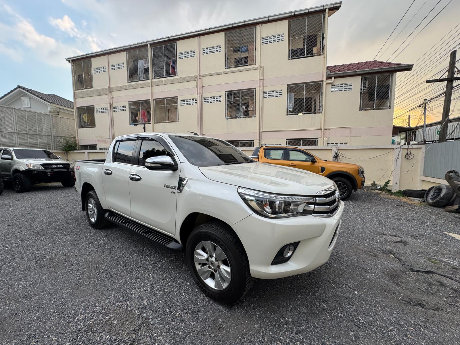 2015 TOYOTA HILUX REVO DOUBLE CAB 2.8 4WD AT WHITE