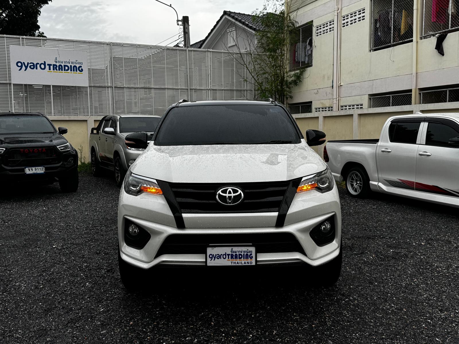 2017 TOYOTA FORTUNER TRD SPORTS SUV 2.8 4WD AT WHITE