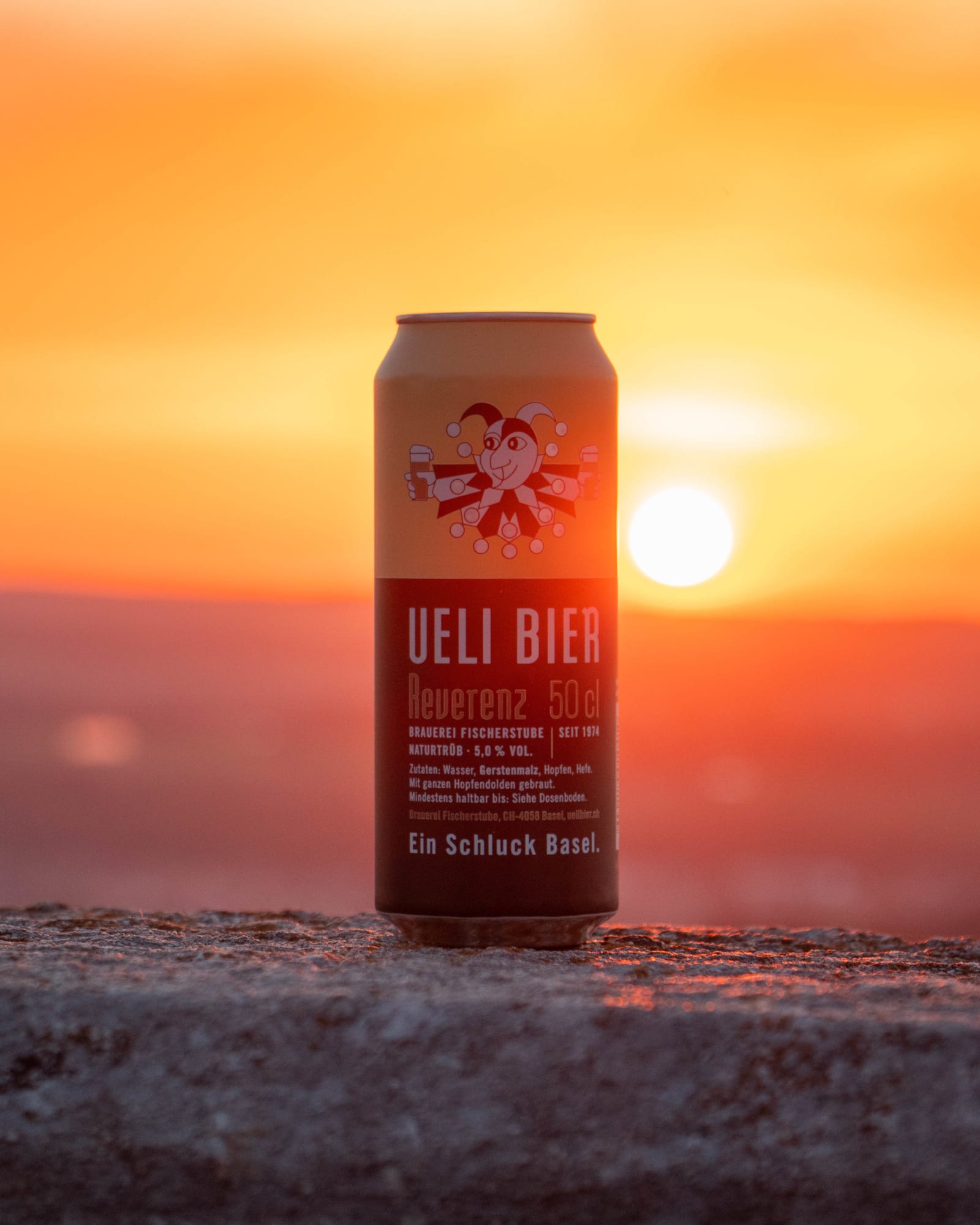 Ueli-Bier Dose im Sonnenuntergang