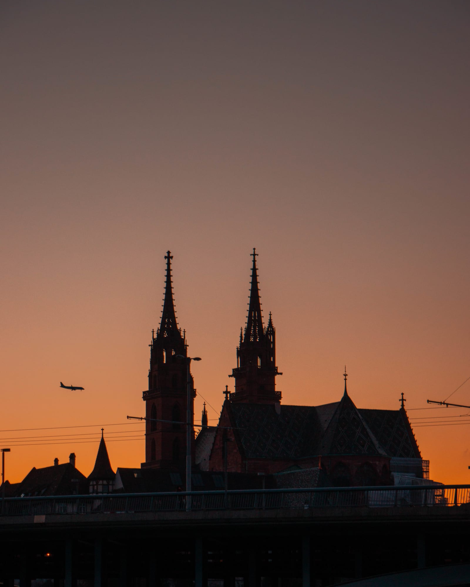 Flugzeug hinter dem Münster