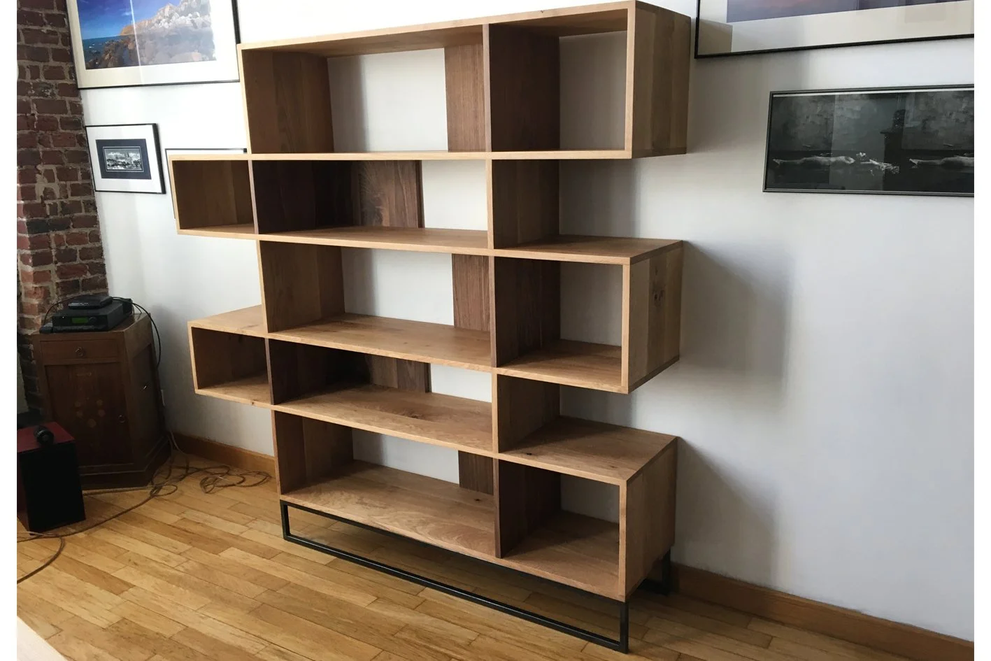 Table de Repas et Armoire en Chêne Massif et Noyer — photo 8