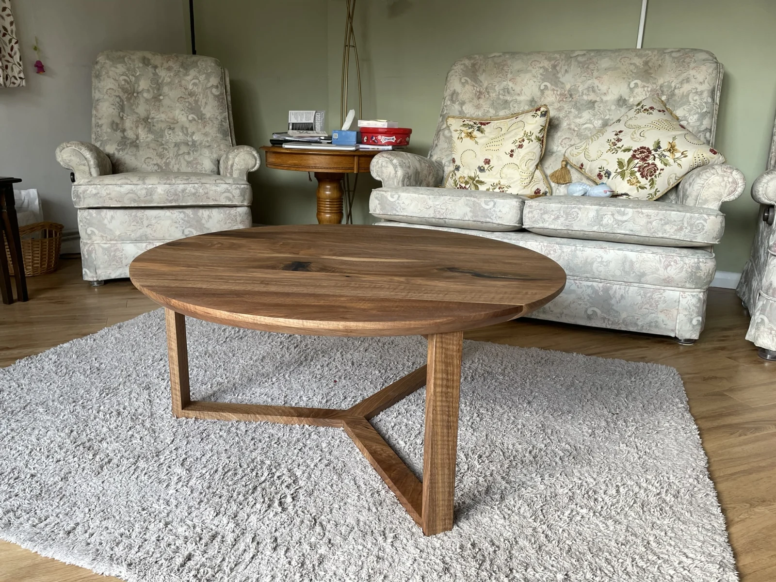 Table basse en noyer massif européen. — photo 3