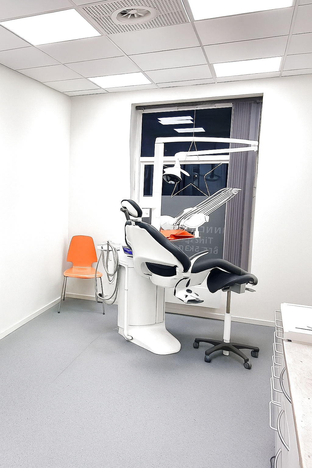 Tannlege som forklarer