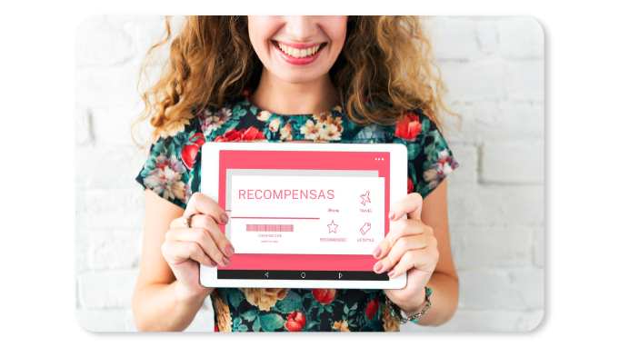 Un empleado feliz aprovechando los beneficios de obtener tarjetas regalo como recompensas de bienestar