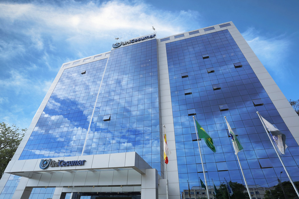 Edificio espejado del campus de UniCesumar, de Vitru Educação, en Maringá (PR)