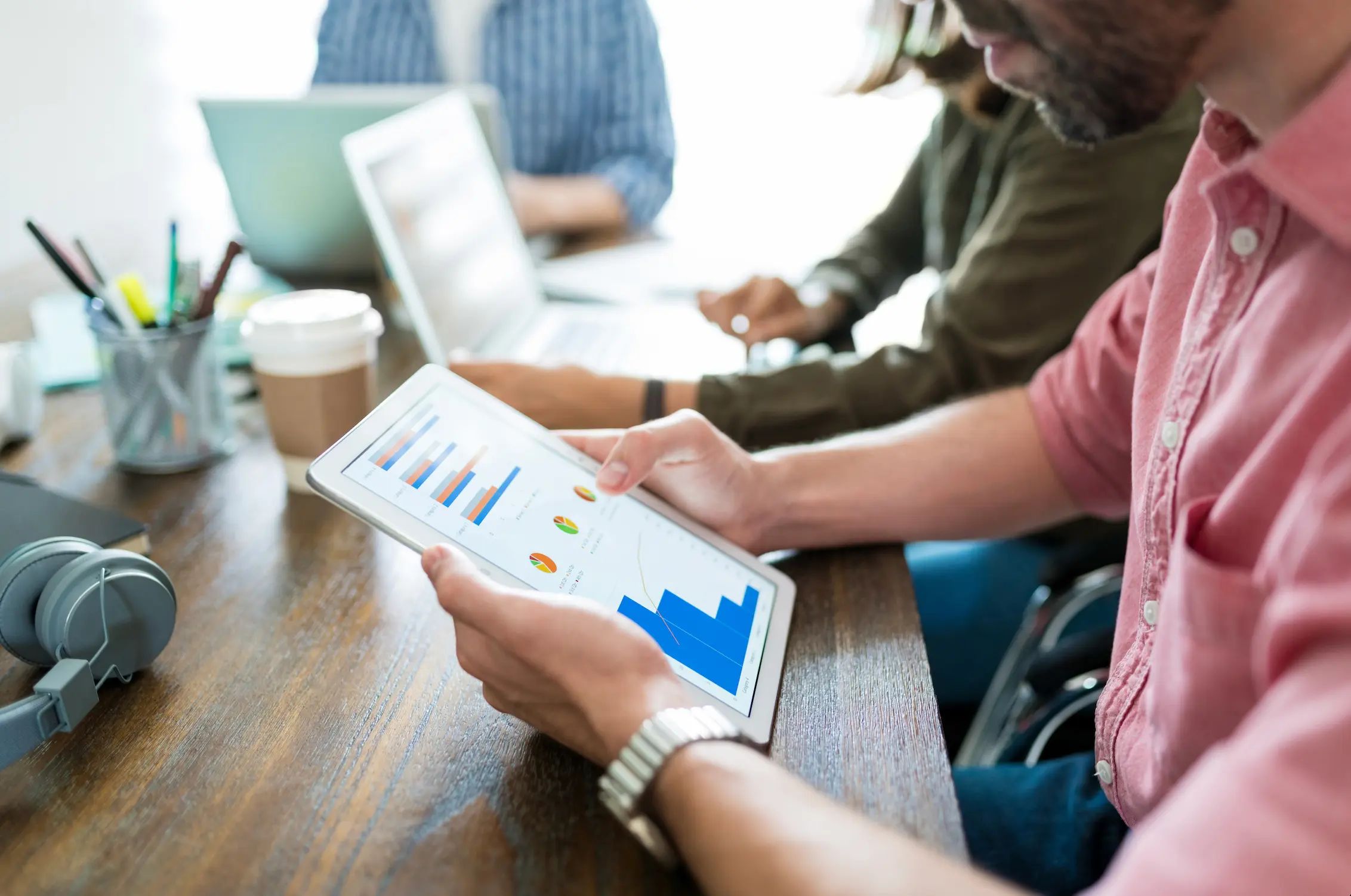 2023–2025 barometer on how French people perceive the evolution of customer service and the integration of AI agents into support journeys.