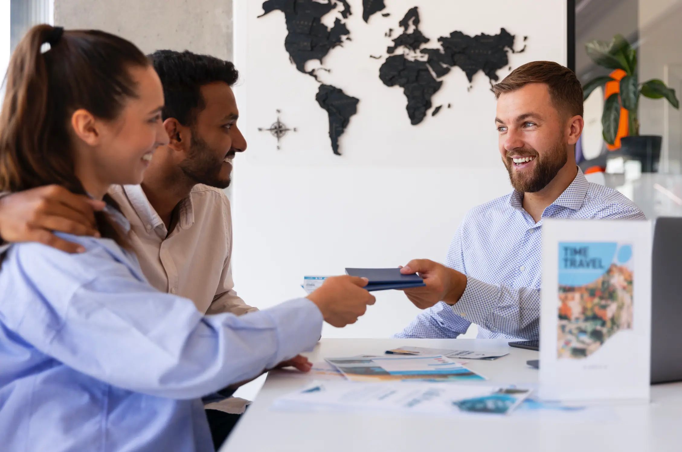 AI agents enhancing customer relations in the tourism industry by automating responses and supporting advisors.