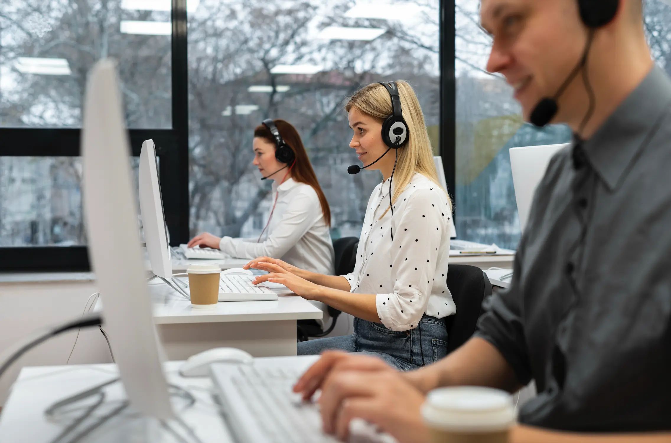 Choisir entre un agent IA et un service client humain : avantages et inconvénients