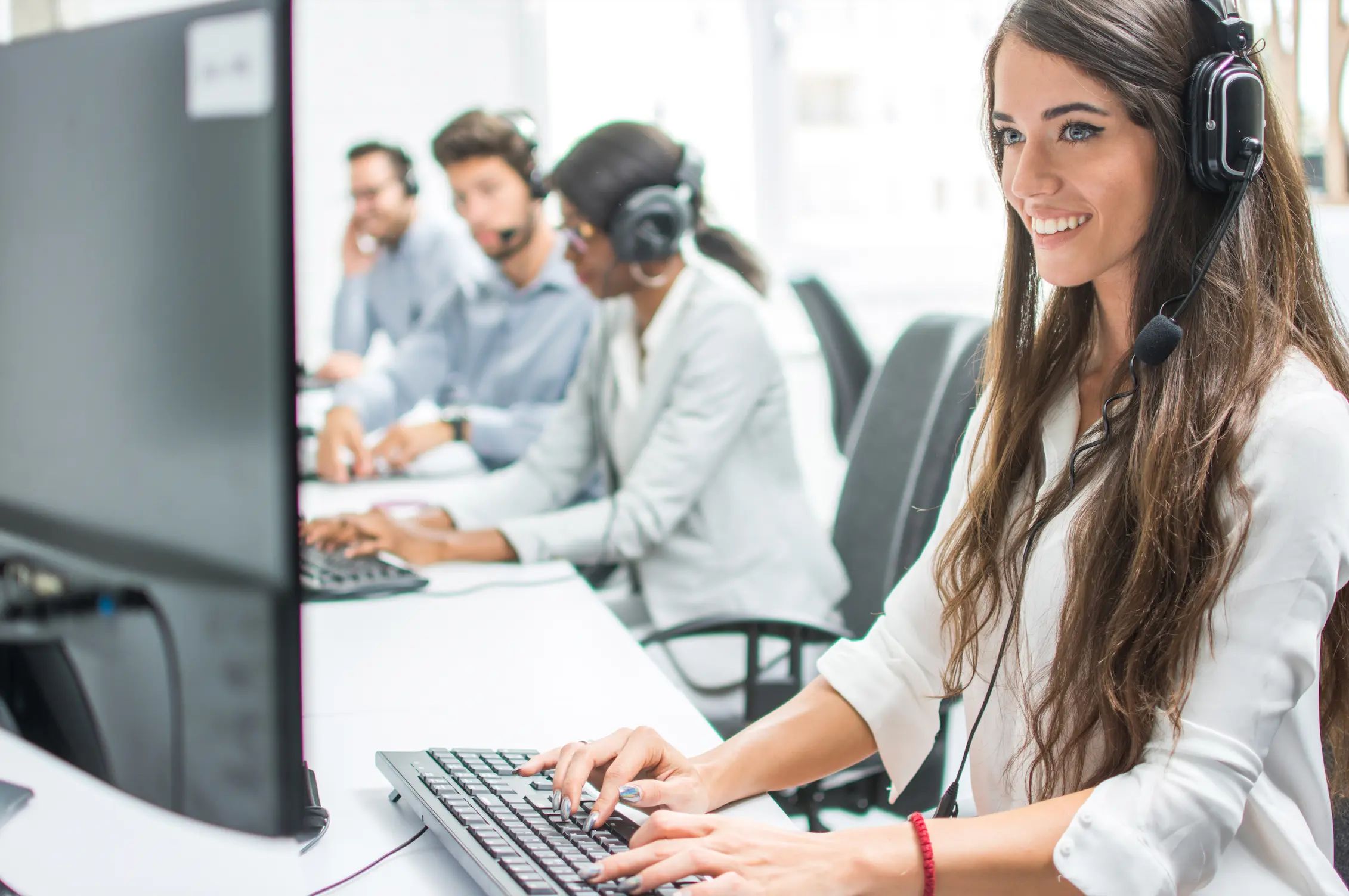 Automatisation des demandes client récurrentes dans les télécoms grâce à l’agent IA et aux mailbots