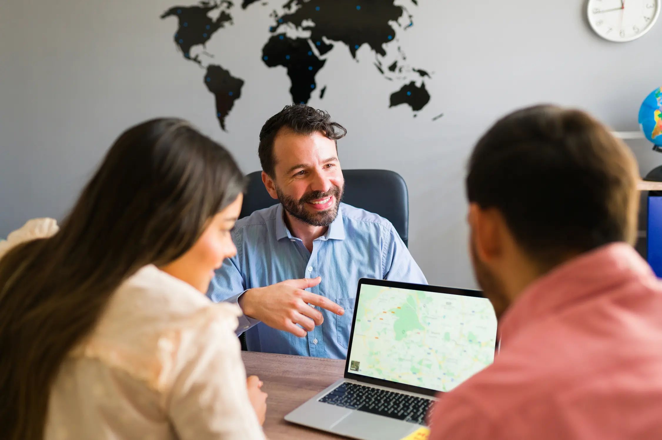 Impact des agents IA et copilotes IA dans le tourisme pour améliorer la relation client avec des réponses rapides et contextualisées.