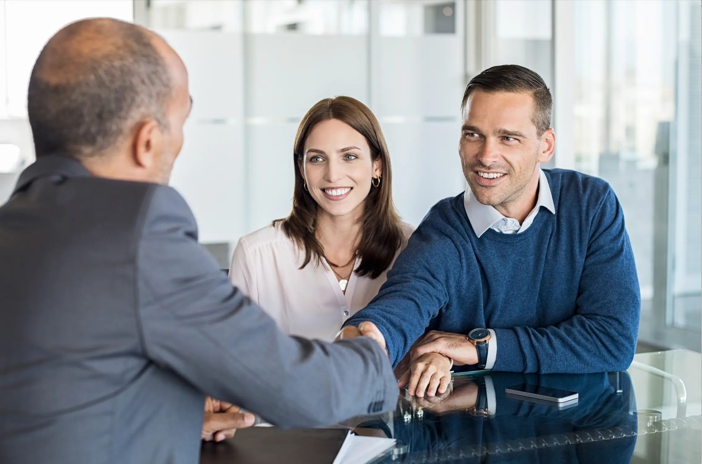 Les banques utilisent les agents IA pour automatiser les échanges, améliorer l’expérience client et optimiser l’efficacité des conseillers.