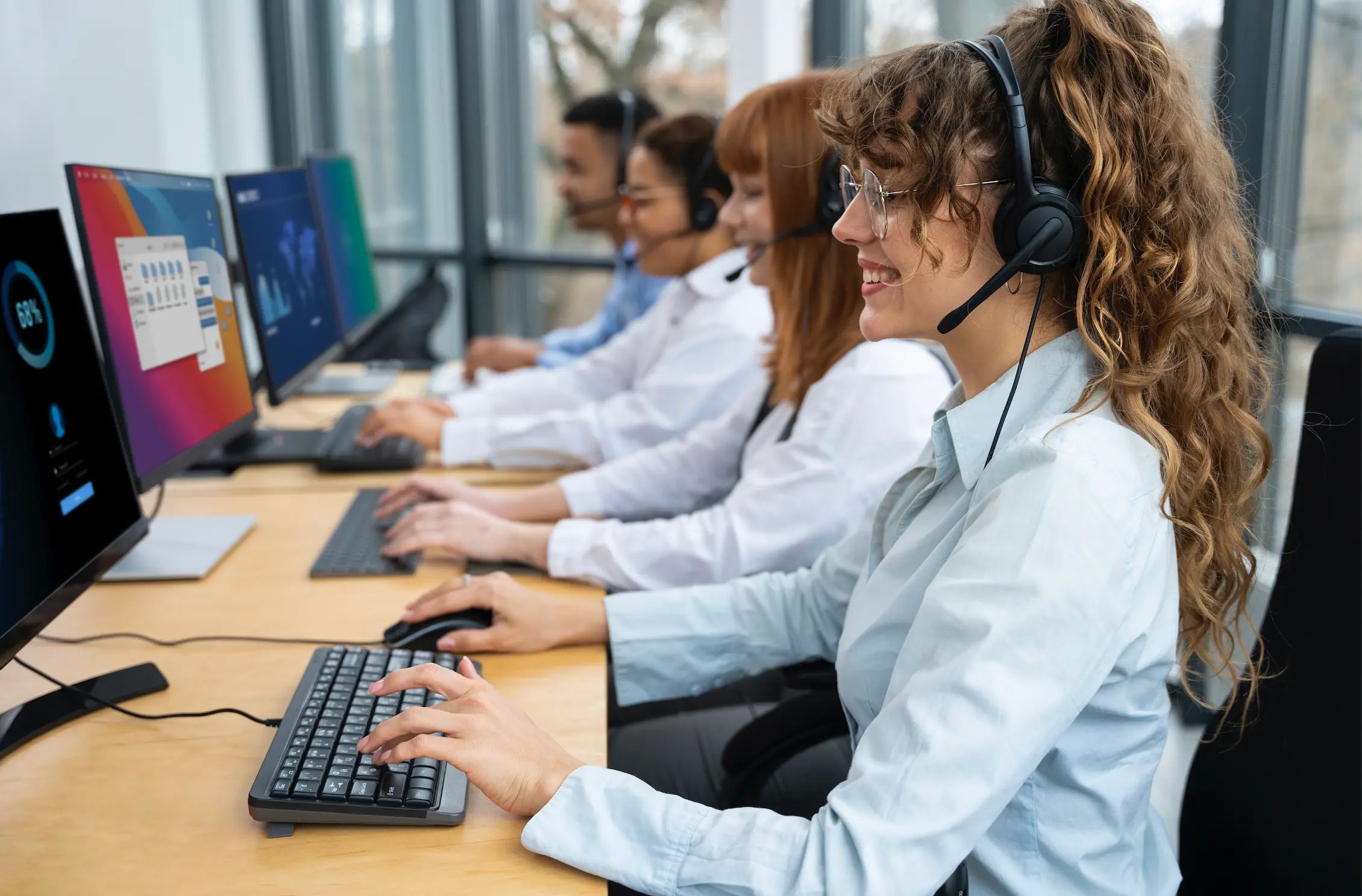 Agent IA adapté aux enjeux du service public, combinant autonomie des usagers, soutien aux conseillers et fluidité des parcours sur tous les canaux.