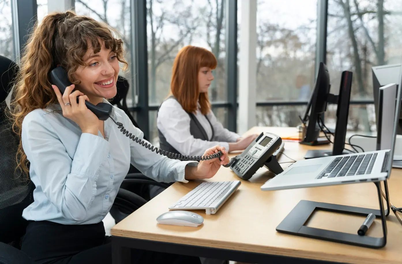 Agent IA conversationnel et agent conseiller augmenté déployés pour traiter les demandes simples, soutenir les équipes et renforcer les échanges dans les services essentiels.