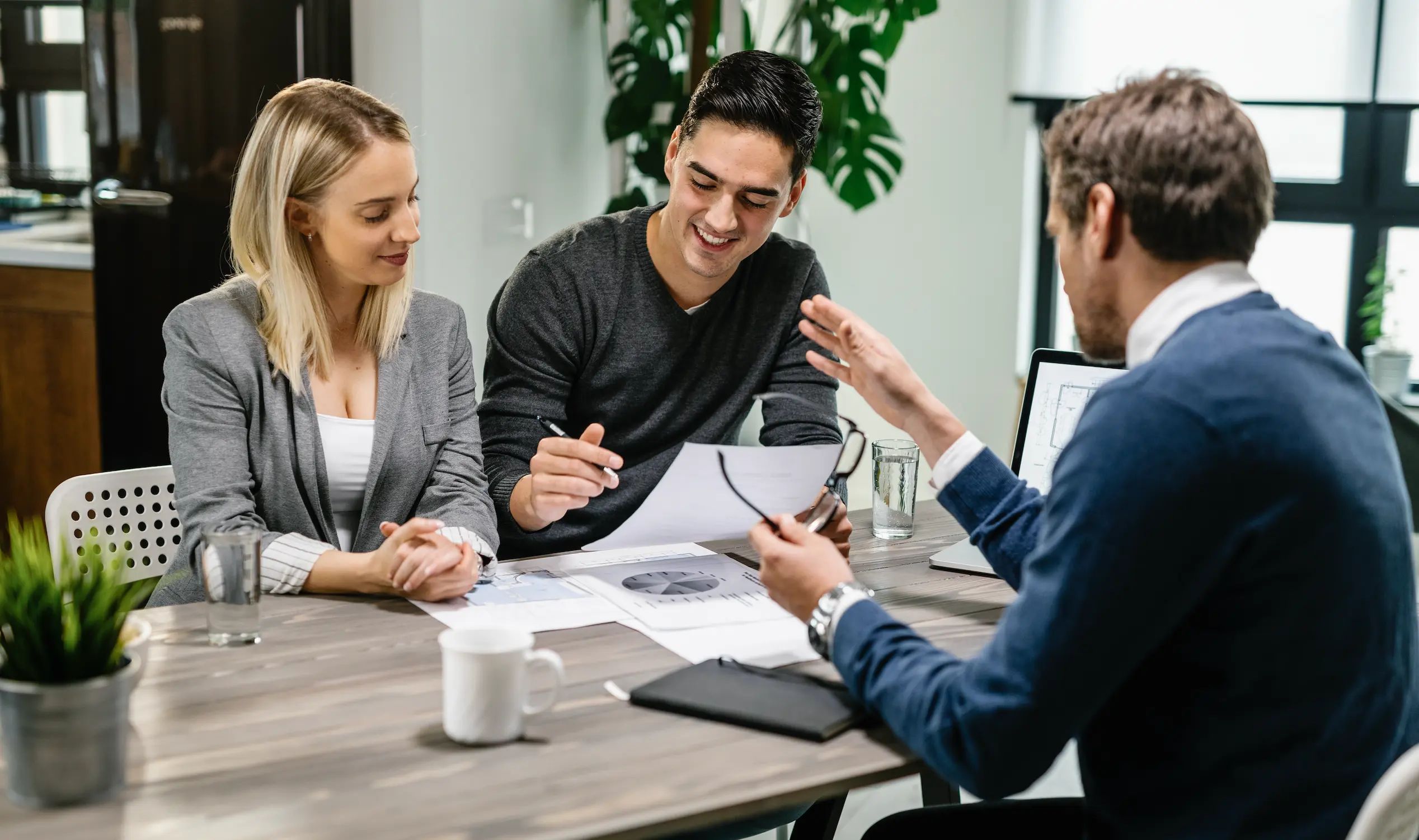 AI agent in banks, handling simple requests to relieve advisors and improve customer relations.