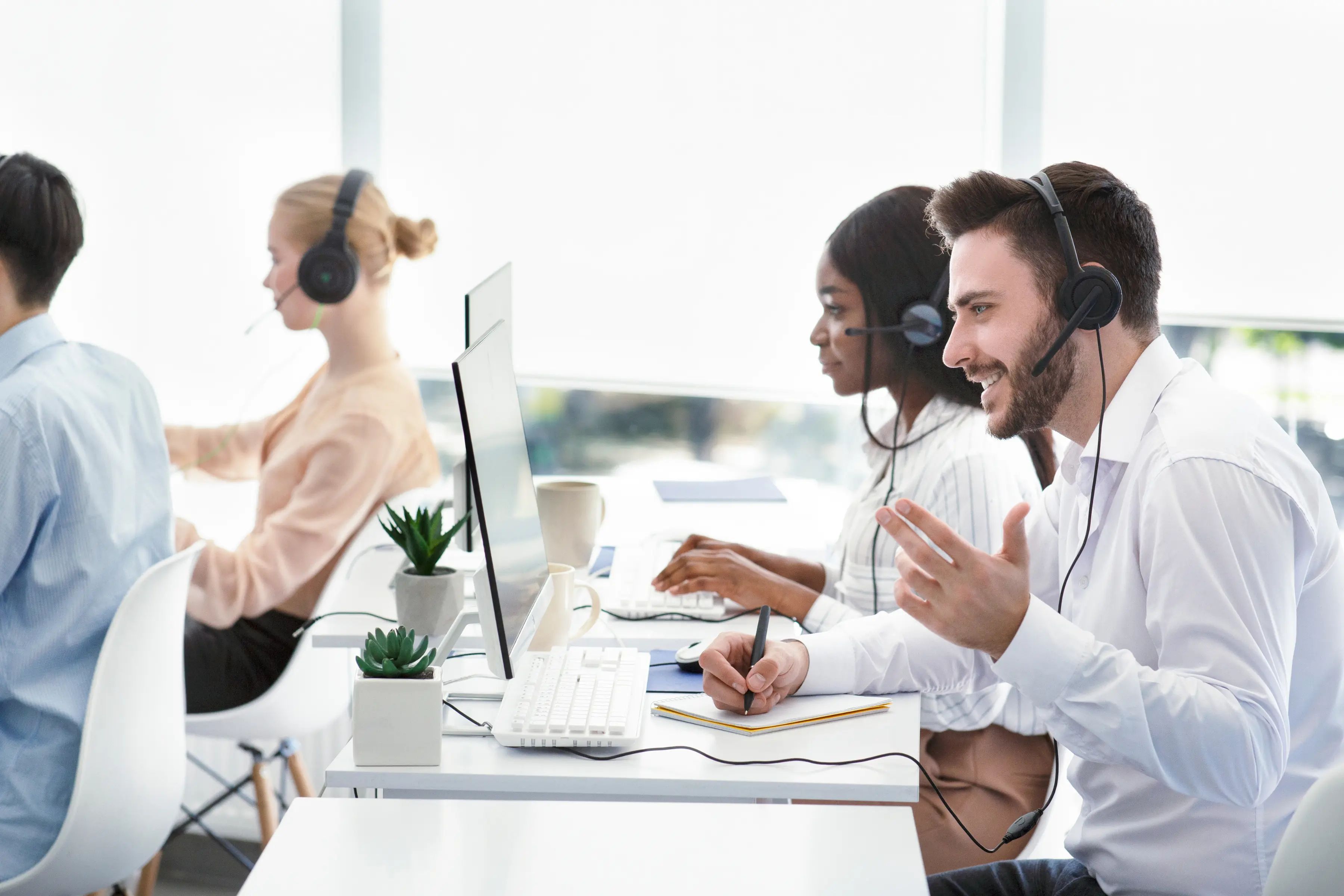 Service client utilisant une plateforme CCaaS pour gérer appels, e-mails et chats sur une interface unique.