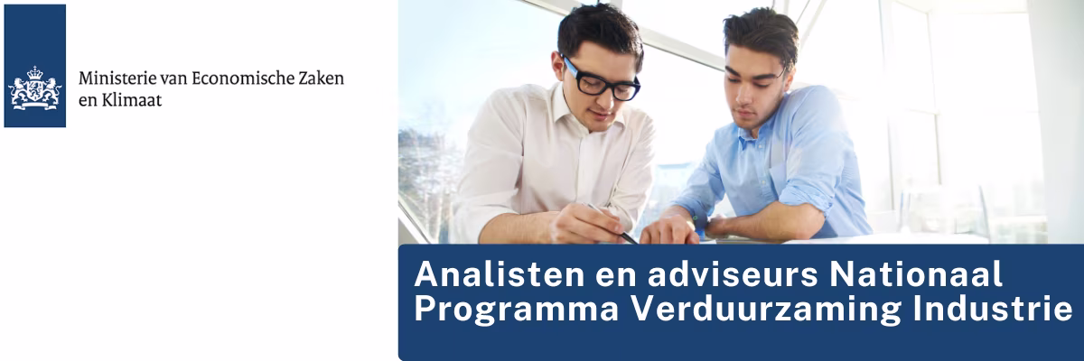 Twee mannen in overhemd bekijken samen documenten aan een bureau in een modern kantoor met uitzicht op de stad.