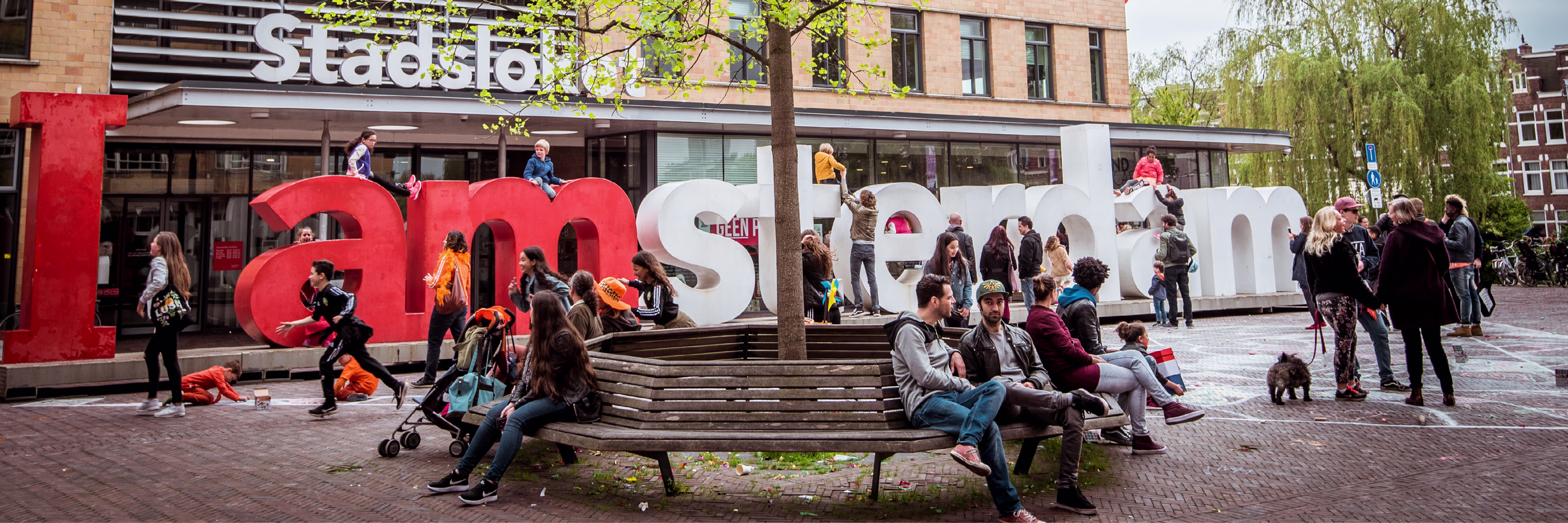 Een levendige stadsscene bij het grote 